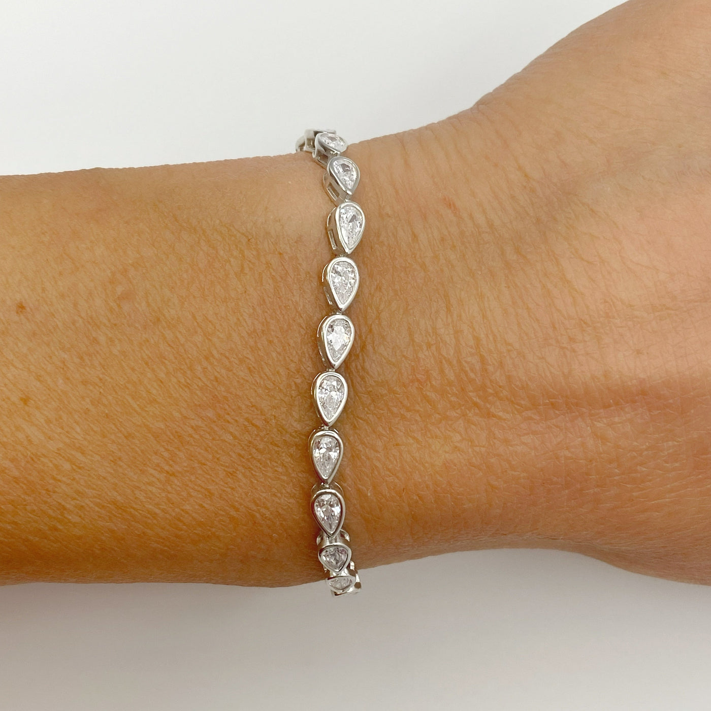 Silver tennis bracelet with white drop casting